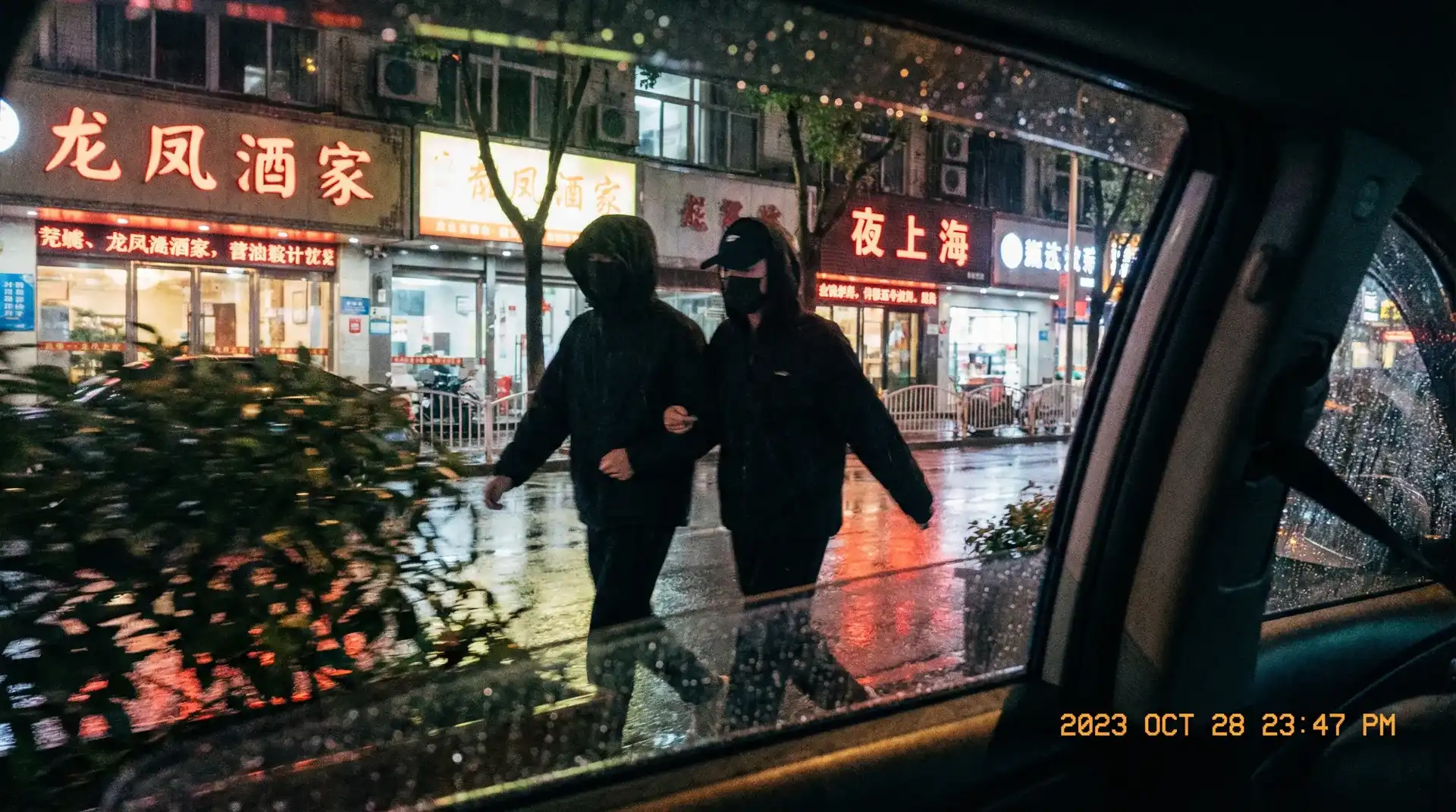 乐玩LWapp - 顶流明星深夜密会现场抓拍照片